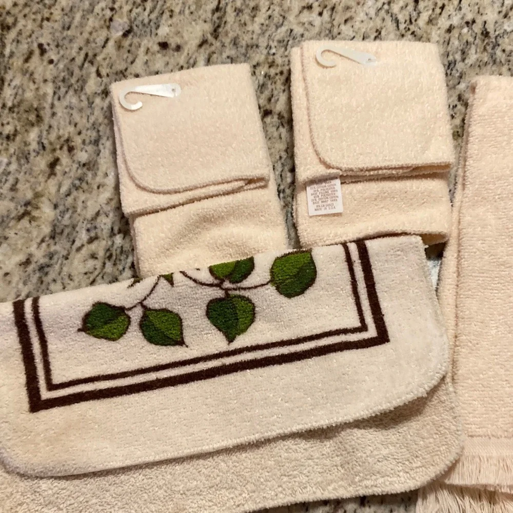VTG Sarah Lynn NWT Kitch Towel‎ Wash Cloth Bundle Strawberry Theme Cream Red